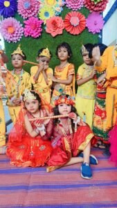 आर्यन पब्लिक स्कूल में धूम धाम से मनाया गया कृष्ण जन्माष्टमी उत्सव - आर्यन पब्लिक स्कूल हरदी बाजार में कृष्ण जन्माष्टमी उत्सव बड़े धूमधाम से मनाया गया। इस अवसर पर नन्हे मुन्हें बच्चे भगवान श्री कृष्ण एवं राधा की वेष भूषा में स्कूल आये। सर्वप्रथम विद्यालय की प्राचार्य श्रीमती मंजू अजय दुबे ने भगवान श्रीकृष्ण की पूजा अर्चना की। तत्पश्चात सभी शिक्षकों एवं छात्र छात्राओं ने भी विधि-विधान से पूजन अर्चन किया। तत्पश्चात विद्यालय में आयोजित मटकी फोड़ प्रतियोगिता में बच्चों ने भाग लिया। जिसमें प्रथम, द्वितीय एवं तृतीय स्थान प्राप्त बच्चों को संस्था की प्राचार्य द्वारा पुरस्कृत किया गया। इस अवसर पर सनातन संघर्ष समिति के जिला संयोजक श्री अजय कुमार दुबे ने सभी को हमारी सनातन संस्कृति, हमारे भारतीय त्योहारों एवं उत्सव के महत्व पर प्रकाश डाला। कार्यक्रम को सफल बनाने में संस्था की शिक्षक शिक्षिकाओं श्रीमती गोदावरी देवांगन, श्रीमती रेवती यादव, श्रीमती झरोखा श्रीवास, श्रीमती खूश्बू, कु संभवी जायसवाल,कु सुधा,कु नेहा झा आदि की महत्वपूर्ण भूमिका रही।