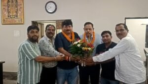 कोरबा। औद्योगिक नगरी कोरबा के विकास और स्थानीय कार्यों में महत्वपूर्ण भूमिका निभाने वाले NTPC कोरबा कांट्रेक्टर एसोसिएशन को नया नेतृत्व मिल गया है। एसोसिएशन की एक विशेष और महत्वपूर्ण बैठक में वरिष्ठ व लोकप्रिय ठेकेदार बिपिन सिंह को सर्वसम्मति से नया अध्यक्ष चुना गया है। उनके निर्विरोध अध्यक्ष निर्वाचित होने की घोषणा के साथ ही पूरे ठेकेदार संघ में हर्ष की लहर दौड़ गई।मिली जानकारी के अनुसार, NTPC कोरबा परिसर में आयोजित इस बैठक में बड़ी संख्या में स्थानीय और एसोसिएशन से जुड़े ठेकेदार शामिल हुए। बैठक के दौरान संगठन की मजबूती और आगामी कार्ययोजना पर विस्तार से चर्चा की गई। इसी कड़ी में नए अध्यक्ष के चुनाव की प्रक्रिया शुरू हुई, जहाँ उपस्थित सभी ठेकेदारों ने एक सुर में बिपिन सिंह के नाम का प्रस्ताव रखा। संगठन में उनकी सक्रियता और कुशल व्यवहार को देखते हुए बिना किसी विरोध के सभी ने हाथ उठाकर सर्वसम्मति से उनके नाम पर मुहर लगा दी।उत्साह का माहौल, जमकर हुई आतिशबाजी और स्वागतबिपिन सिंह के अध्यक्ष चुने जाने की आधिकारिक घोषणा होते ही बैठक स्थल पर उपस्थित ठेकेदारों ने तालियों की गड़गड़ाहट के साथ उनका स्वागत किया। छोटे-बड़े सभी ठेकेदारों ने आगे बढ़कर नवनियुक्त अध्यक्ष को फूलों का बड़ा हार पहनाया और मिठाई खिलाकर इस शानदार जीत की बधाई दी। इस दौरान समर्थकों ने आतिशबाजी कर अपनी खुशी का इजहार किया। ठेकेदारों का कहना है कि बिपिन सिंह के नेतृत्व में संगठन को एक नई दिशा मिलेगी और सभी आपसी समन्वय के साथ कार्य करेंगे।ठेकेदारों के हितों की रक्षा मेरी पहली प्राथमिकता: बिपिन सिंहअध्यक्ष पद की जिम्मेदारी मिलने के बाद नव-निर्वाचित अध्यक्ष बिपिन सिंह ने सभी ठेकेदारों का आभार व्यक्त करते हुए कहा, "साथियों ने मुझ पर जो भरोसा जताया है, मैं उस पर पूरी तरह खरा उतरने का प्रयास करूँगा। NTPC प्रबंधन और कांट्रेक्टर्स के बीच एक मजबूत सेतु के रूप में कार्य करना मेरी प्राथमिकता होगी। ठेकेदारों को आने वाली व्यावहारिक दिक्कतों और स्थानीय समस्याओं का त्वरित समाधान कराया जाएगा और संगठन के हर सदस्य के हितों की रक्षा की जाएगी।"इस अवसर पर एसोसिएशन के वरिष्ठ पदाधिकारियों सहित भारी संख्या में ठेकेदार और गणमान्य नागरिक उपस्थित रहे, जिन्होंने बिपिन सिंह को उनके नए कार्यकाल के लिए ढेरों शुभकामनाएं और बधाई संदेश दिए।