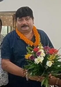 कोरबा। औद्योगिक नगरी कोरबा के विकास और स्थानीय कार्यों में महत्वपूर्ण भूमिका निभाने वाले NTPC कोरबा कांट्रेक्टर एसोसिएशन को नया नेतृत्व मिल गया है। एसोसिएशन की एक विशेष और महत्वपूर्ण बैठक में वरिष्ठ व लोकप्रिय ठेकेदार बिपिन सिंह को सर्वसम्मति से नया अध्यक्ष चुना गया है। उनके निर्विरोध अध्यक्ष निर्वाचित होने की घोषणा के साथ ही पूरे ठेकेदार संघ में हर्ष की लहर दौड़ गई।मिली जानकारी के अनुसार, NTPC कोरबा परिसर में आयोजित इस बैठक में बड़ी संख्या में स्थानीय और एसोसिएशन से जुड़े ठेकेदार शामिल हुए। बैठक के दौरान संगठन की मजबूती और आगामी कार्ययोजना पर विस्तार से चर्चा की गई। इसी कड़ी में नए अध्यक्ष के चुनाव की प्रक्रिया शुरू हुई, जहाँ उपस्थित सभी ठेकेदारों ने एक सुर में बिपिन सिंह के नाम का प्रस्ताव रखा। संगठन में उनकी सक्रियता और कुशल व्यवहार को देखते हुए बिना किसी विरोध के सभी ने हाथ उठाकर सर्वसम्मति से उनके नाम पर मुहर लगा दी।उत्साह का माहौल, जमकर हुई आतिशबाजी और स्वागतबिपिन सिंह के अध्यक्ष चुने जाने की आधिकारिक घोषणा होते ही बैठक स्थल पर उपस्थित ठेकेदारों ने तालियों की गड़गड़ाहट के साथ उनका स्वागत किया। छोटे-बड़े सभी ठेकेदारों ने आगे बढ़कर नवनियुक्त अध्यक्ष को फूलों का बड़ा हार पहनाया और मिठाई खिलाकर इस शानदार जीत की बधाई दी। इस दौरान समर्थकों ने आतिशबाजी कर अपनी खुशी का इजहार किया। ठेकेदारों का कहना है कि बिपिन सिंह के नेतृत्व में संगठन को एक नई दिशा मिलेगी और सभी आपसी समन्वय के साथ कार्य करेंगे।ठेकेदारों के हितों की रक्षा मेरी पहली प्राथमिकता: बिपिन सिंहअध्यक्ष पद की जिम्मेदारी मिलने के बाद नव-निर्वाचित अध्यक्ष बिपिन सिंह ने सभी ठेकेदारों का आभार व्यक्त करते हुए कहा, "साथियों ने मुझ पर जो भरोसा जताया है, मैं उस पर पूरी तरह खरा उतरने का प्रयास करूँगा। NTPC प्रबंधन और कांट्रेक्टर्स के बीच एक मजबूत सेतु के रूप में कार्य करना मेरी प्राथमिकता होगी। ठेकेदारों को आने वाली व्यावहारिक दिक्कतों और स्थानीय समस्याओं का त्वरित समाधान कराया जाएगा और संगठन के हर सदस्य के हितों की रक्षा की जाएगी।"इस अवसर पर एसोसिएशन के वरिष्ठ पदाधिकारियों सहित भारी संख्या में ठेकेदार और गणमान्य नागरिक उपस्थित रहे, जिन्होंने बिपिन सिंह को उनके नए कार्यकाल के लिए ढेरों शुभकामनाएं और बधाई संदेश दिए।