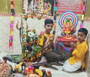*विघ्नहर्ता बाल गणेश विराजे, बच्चों ने सजावट कर की पूजा*

सेंट्रल छत्तीसगढ़ (विनोद उपाध्याय)हरदीबाजार:-  सोमवार को जहा एक ओर भगवान शिव जी का पवित्र वार था वही तीजा पर्व मां पार्वती तो गणेश चतुर्थी का विशेष शुभमुहूर्त भी रहा। क्षेत्र में जगह-जगह गणेश भगवान की प्रतिमा स्थापित कर समितियों ने पूजा-अर्चना शुरू की वही हरदीबाजार शांतिनगर स्थिति शिवमन्दिर में ईशान (शिवम्), प्रतीक (कान्हा), धैर्य (यशु) व लक्की ने बाल गणेश की स्थापना कर विधि-विधान से पूजन अर्चन कर फल लड्डू का भोग चढ़ाकर प्रसाद का वितरण किया और गणपति बप्पा मोरया के जय कारे लगाए।