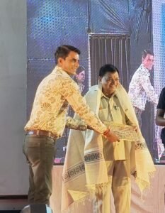 कैबिनेट मंत्री का स्वागत करते प्राचार्य