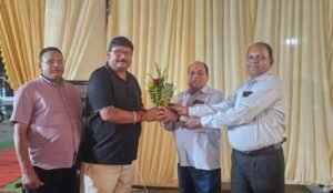 नव नियुक्त पदाधिकारियों का स्वागत करते हुए।